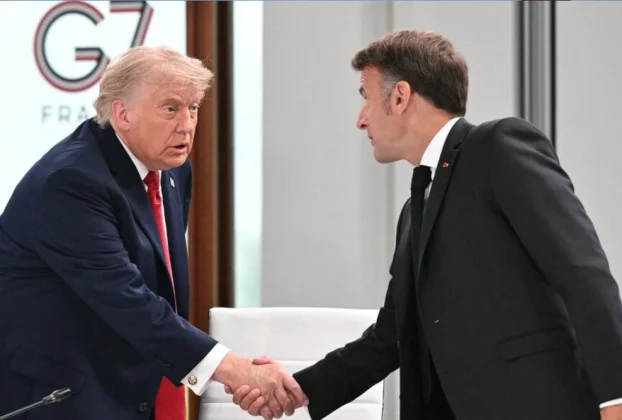 Президент Дональд Трамп тисне руку президенту Еммануелю Макрону під час саміту G7 в Евіані 17 червня
