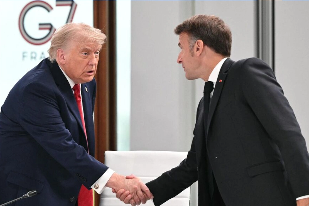 Президент Дональд Трамп тисне руку президенту Еммануелю Макрону під час саміту G7 в Евіані 17 червня