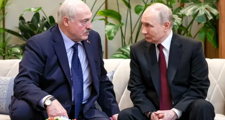 президенти Белорусі та Росії спілкуються разом