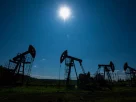 нафтова вишка качає сиру нафту
