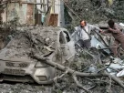 Мешканці намагаються дістатися до своєї квартири в Києві 2 червня 2026 року після масштабного ракетного обстріла Росією по всій Україні