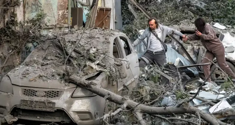 Мешканці намагаються дістатися до своєї квартири в Києві 2 червня 2026 року після масштабного ракетного обстріла Росією по всій Україні