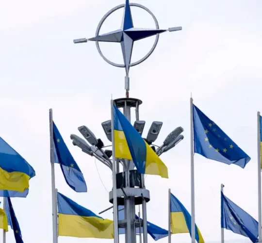 Прапори України та НАТО
