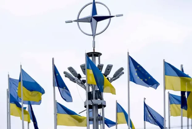 Прапори України та НАТО