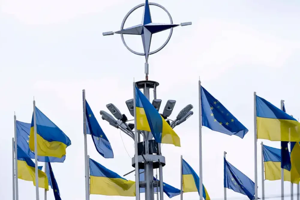 Прапори України та НАТО