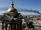 Густий дим здіймається після того, як українські безпілотники врізалися в інфраструктуру, повідомляє місцева влада, у Санкт-Петербурзі, Росія, 3 червня 2026 року