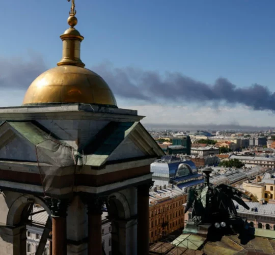Густий дим здіймається після того, як українські безпілотники врізалися в інфраструктуру, повідомляє місцева влада, у Санкт-Петербурзі, Росія, 3 червня 2026 року