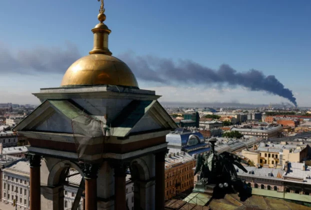 Густий дим здіймається після того, як українські безпілотники врізалися в інфраструктуру, повідомляє місцева влада, у Санкт-Петербурзі, Росія, 3 червня 2026 року