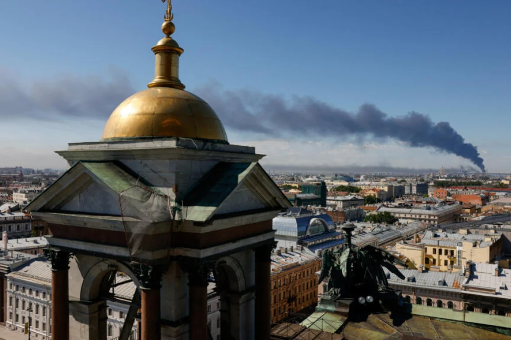 Густий дим здіймається після того, як українські безпілотники врізалися в інфраструктуру, повідомляє місцева влада, у Санкт-Петербурзі, Росія, 3 червня 2026 року