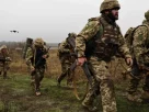 українські солдати йдуть пішки за підтримки безпілотника