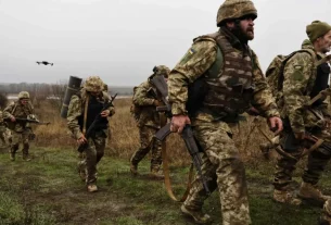 українські солдати йдуть пішки за підтримки безпілотника