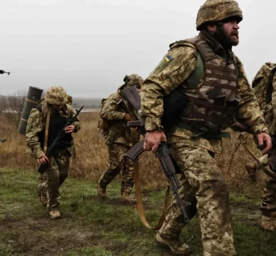 українські солдати йдуть пішки за підтримки безпілотника