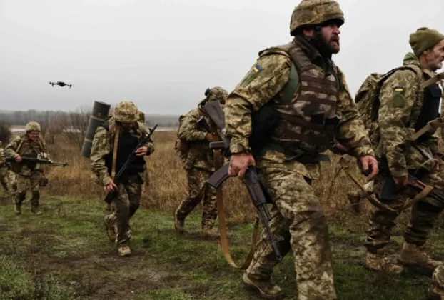 українські солдати йдуть пішки за підтримки безпілотника