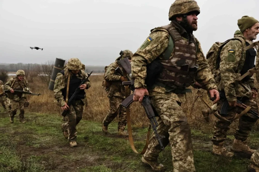 українські солдати йдуть пішки за підтримки безпілотника
