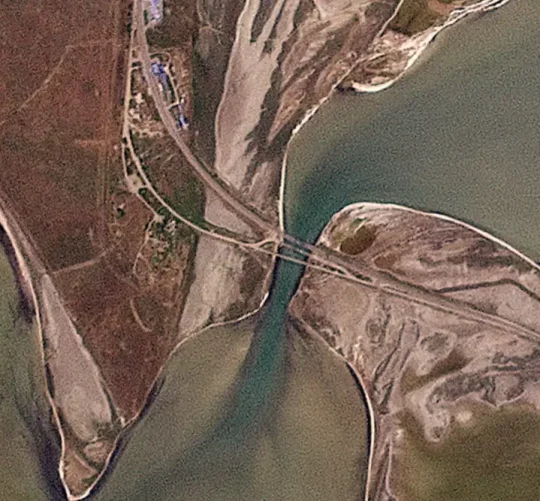 Супутникове знімок мосту Чонхар, що показує пошкодження. Фотографія: Planet Labs
