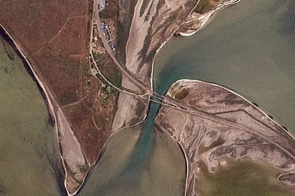 Супутникове знімок мосту Чонхар, що показує пошкодження. Фотографія: Planet Labs