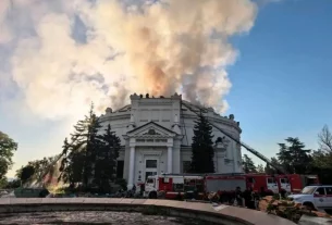 Пожежники гасять вогонь, що виник після удару українського безпілотника по будівлі панорами-музею «Оборона Севастополя 1854–1855» у Севастополі, Крим