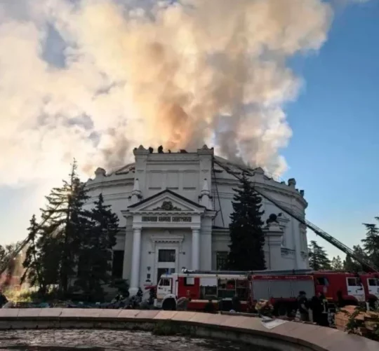 Пожежники гасять вогонь, що виник після удару українського безпілотника по будівлі панорами-музею «Оборона Севастополя 1854–1855» у Севастополі, Крим
