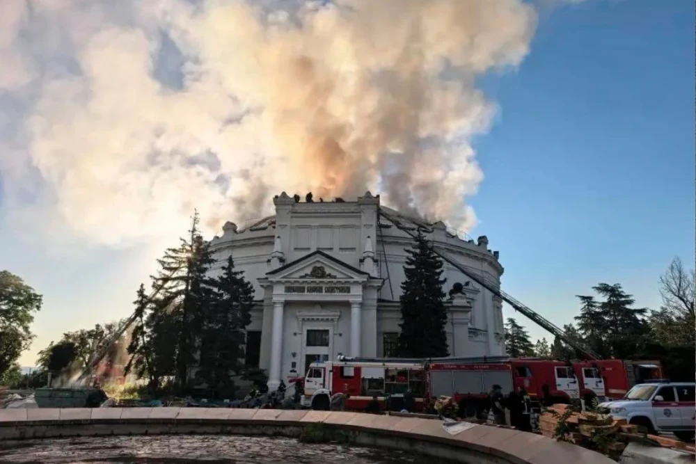 Пожежники гасять вогонь, що виник після удару українського безпілотника по будівлі панорами-музею «Оборона Севастополя 1854–1855» у Севастополі, Крим