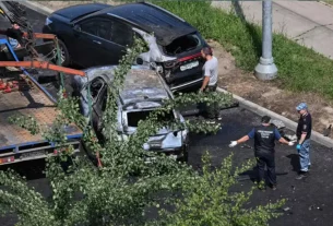 Слідчі на місці події після вибуху автомобіля з вибухівкою в Балашисі, Росія, 9 червня 2026 року