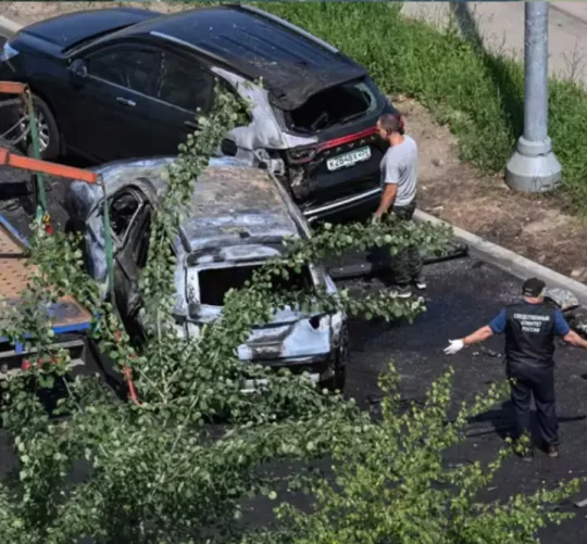 Слідчі на місці події після вибуху автомобіля з вибухівкою в Балашисі, Росія, 9 червня 2026 року