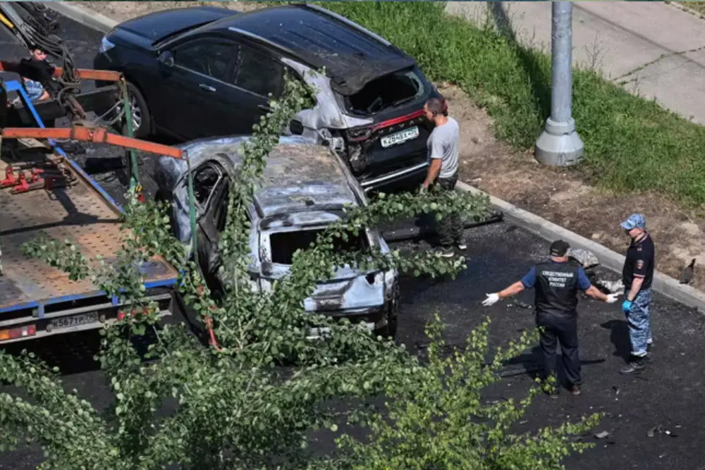 Слідчі на місці події після вибуху автомобіля з вибухівкою в Балашисі, Росія, 9 червня 2026 року