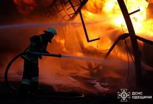 Пожежник працює на об'єкті критичної інфраструктури, що зазнав удару російських безпілотників в Одеській області, Україна, 10 квітня 2026 року