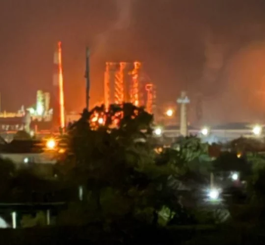 Фото пожежі на нафтопереробному заводі в Афіпському після повітряного удару України у вересні минулого року