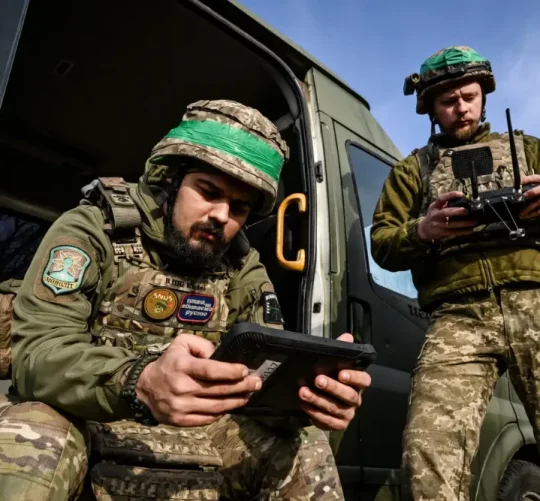 Солдати 422-го підрозділу керують безпілотником «Баба Яга»