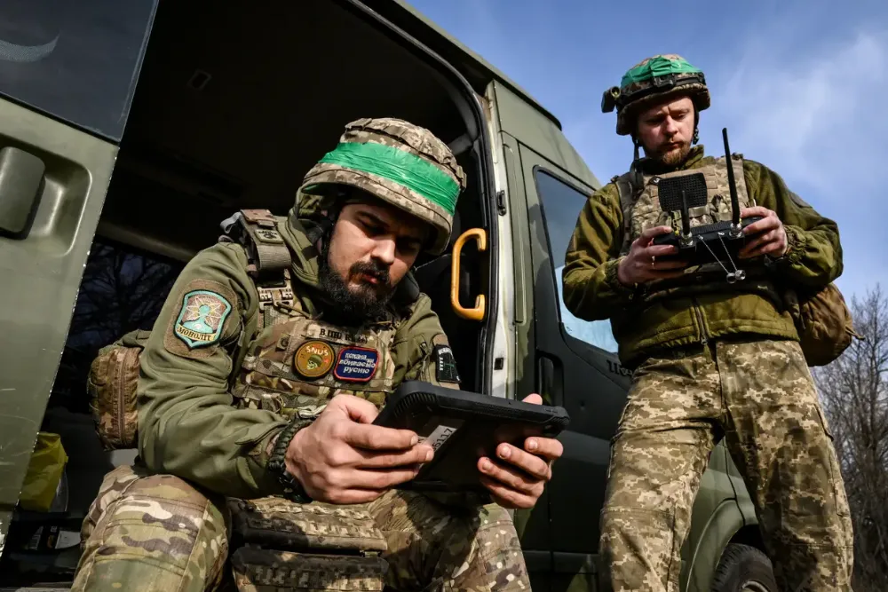 Солдати 422-го підрозділу керують безпілотником «Баба Яга»