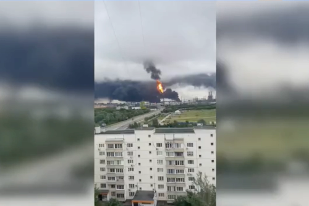 українські безпілотники вдарили по НПЗ біля Москви