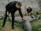 Підбитий дрон типу "Шахед" оглядають люди