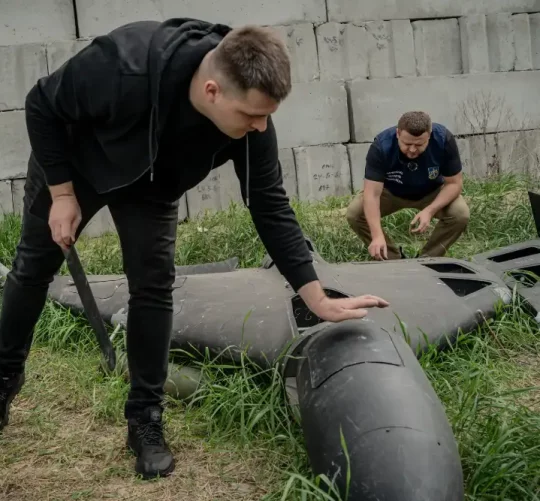 Підбитий дрон типу "Шахед" оглядають люди
