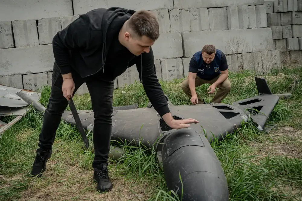 Підбитий дрон типу "Шахед" оглядають люди