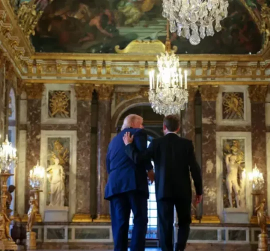 17 червня 2026 року, напередодні вечері, президент США Дональд Трамп оглядає Версальський палац у супроводі президента Еммануеля Макрона