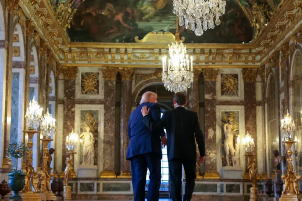 17 червня 2026 року, напередодні вечері, президент США Дональд Трамп оглядає Версальський палац у супроводі президента Еммануеля Макрона