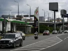 автозаправка у Росії та вивіска цін на паливо