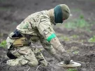 сапер тренується знешкоджувати піхотну міну