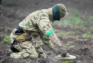 сапер тренується знешкоджувати піхотну міну