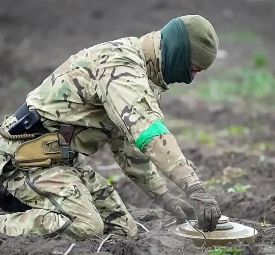 сапер тренується знешкоджувати піхотну міну