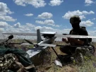 Український військовослужбовець готується запустити безпілотник «Хорнет» у бік російських військ з лінії фронту в Донецьку