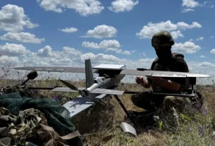Український військовослужбовець готується запустити безпілотник «Хорнет» у бік російських військ з лінії фронту в Донецьку