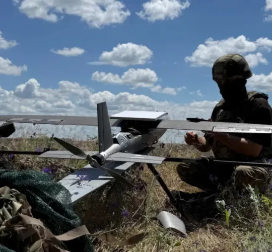 Український військовослужбовець готується запустити безпілотник «Хорнет» у бік російських військ з лінії фронту в Донецьку