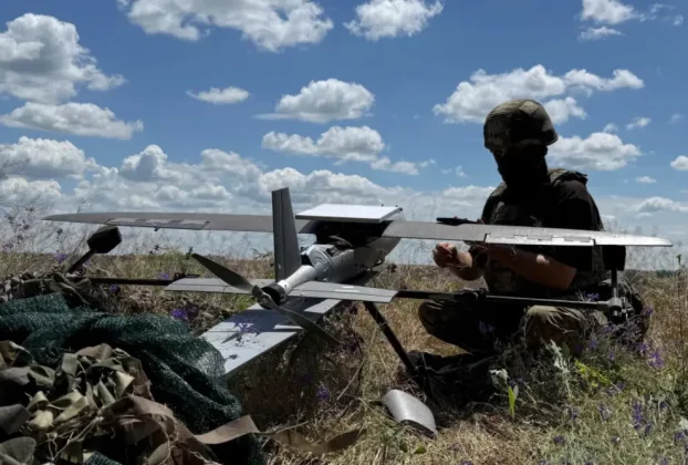 Український військовослужбовець готується запустити безпілотник «Хорнет» у бік російських військ з лінії фронту в Донецьку