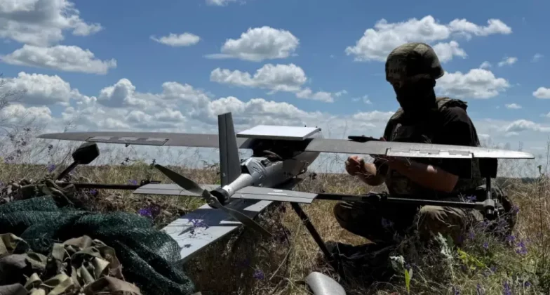 Український військовослужбовець готується запустити безпілотник «Хорнет» у бік російських військ з лінії фронту в Донецьку