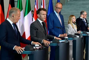 Зліва направо: прем’єр-міністр Польщі Туск, президент Франції Макрон, канцлер Німеччини Мерц, прем’єр-міністр Італії Мелоні та прем’єр-міністр Великої Британії Стармер, який залишає свою посаду, виступають перед пресою після зустрічі «E5» у Берліні в середу
