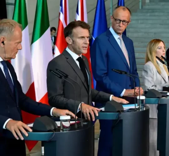 Зліва направо: прем’єр-міністр Польщі Туск, президент Франції Макрон, канцлер Німеччини Мерц, прем’єр-міністр Італії Мелоні та прем’єр-міністр Великої Британії Стармер, який залишає свою посаду, виступають перед пресою після зустрічі «E5» у Берліні в середу