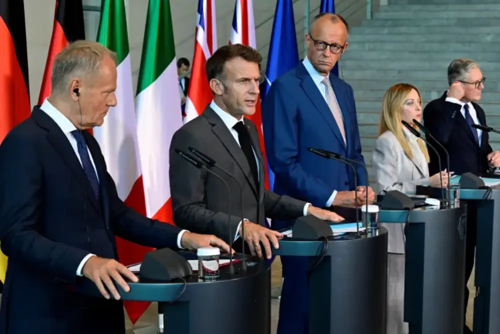 Зліва направо: прем’єр-міністр Польщі Туск, президент Франції Макрон, канцлер Німеччини Мерц, прем’єр-міністр Італії Мелоні та прем’єр-міністр Великої Британії Стармер, який залишає свою посаду, виступають перед пресою після зустрічі «E5» у Берліні в середу