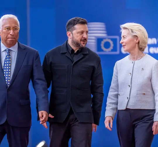 Президент України Володимир Зеленський прибуває на зустріч глав держав та урядів Європейського Союзу у супроводі президента Європейської ради Антоніу Кости та голови Європейської комісії Урсули фон дер Ляєн