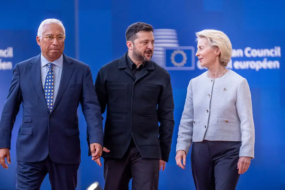 Президент України Володимир Зеленський прибуває на зустріч глав держав та урядів Європейського Союзу у супроводі президента Європейської ради Антоніу Кости та голови Європейської комісії Урсули фон дер Ляєн